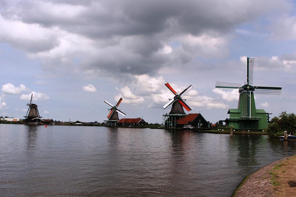 Over ons Zaanstad met zijn laatste nieuws en ontwikkelingen, toont de dynamische mix van geschiedenis, moderne bedrijven en gemeenscha