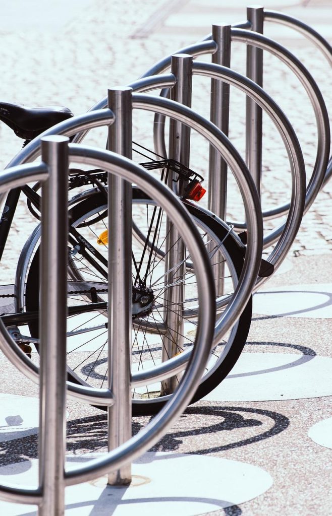 Moderne fietsenstalling in Hoogeveen met beveiligingscamera's, goede verlichting en ruimte voor elektrische fietsen en bakfie