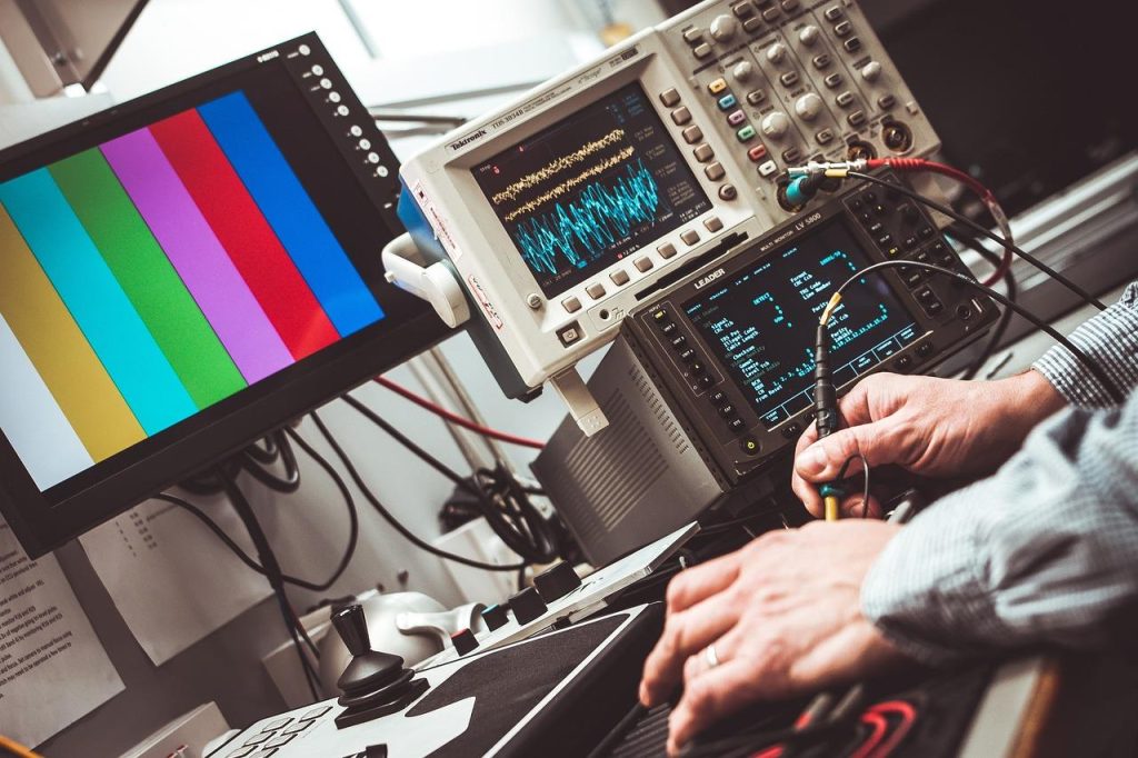 Elektronica in Vlissingen: tech-ondernemers en hobbyisten werken samen in een moderne makerspace met innovatieve projecten