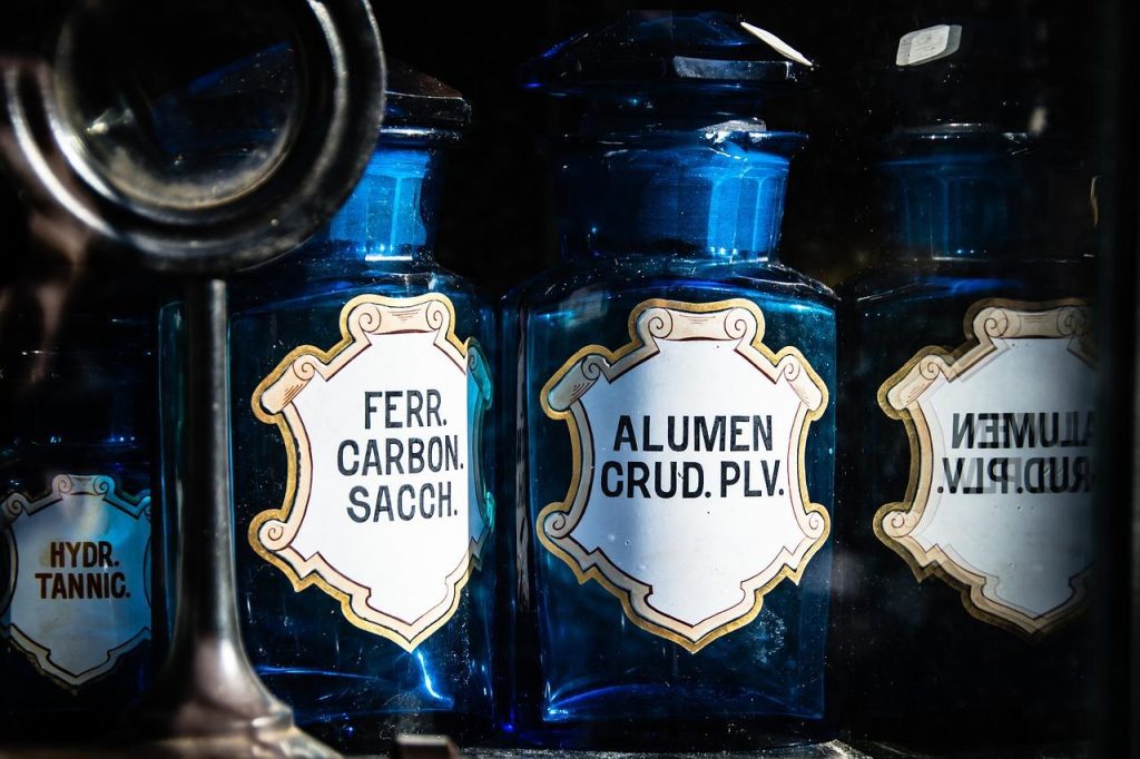 Levendige sfeer Rommelmarkt Zaanstad met bezoekers tussen vintage kledingkraampjes en antieke meubels